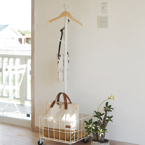 【お気に入りを、飾るように収納】
毎日使うバッグや上着も、帰ってきてサッと掛けるだけでおしゃれなディスプレイの一部になり、散らかりがちな玄関やリビングをいつもすっきり保ってくれます。